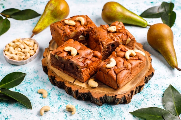 Zelfgemaakte rustieke chocolade cake met peer en cashewnoten