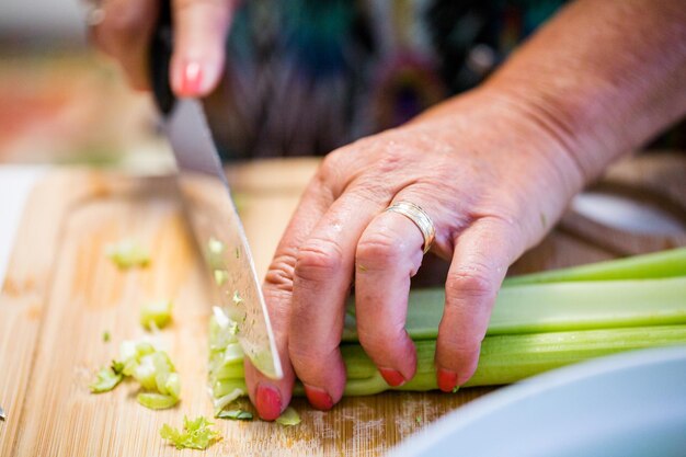 Zelfgemaakte salade maken voor het avondeten.