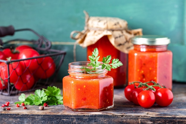 Zelfgemaakte saus gemaakt van rijpe rode tomaten in glazen potten..
