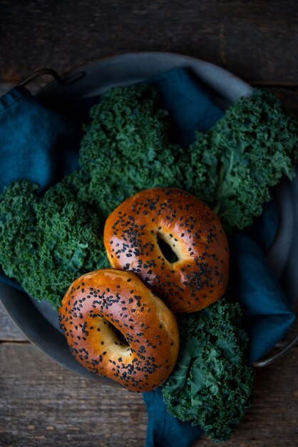 Zelfgemaakte sesam bagels op een oude houten achtergrond