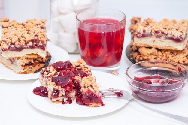 Zelfgemaakte shortcrust berry pie met crumble