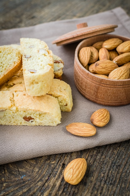 Zelfgemaakte smakelijke amandelkoekjes