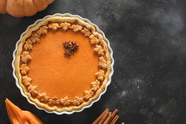 Foto zelfgemaakte smakelijke pompoentaart met ingrediënten voor thanksgiving day