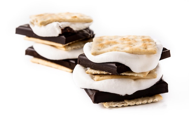 Zelfgemaakte smores geïsoleerd op witte achtergrond