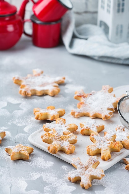 Zelfgemaakte sneeuwvlokkoekjes op een gezellige keukentafel