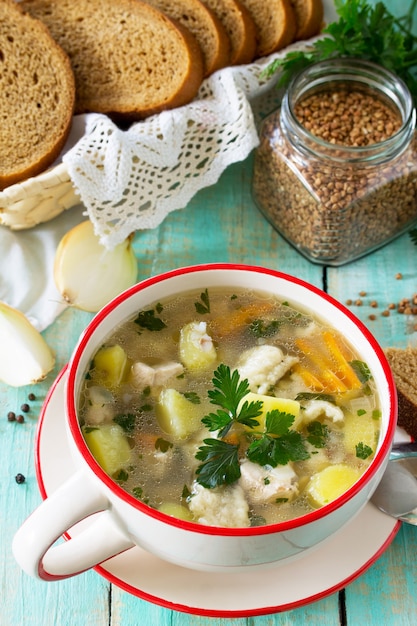 Zelfgemaakte soep met boekweit en pasta dumplings op de keukentafel