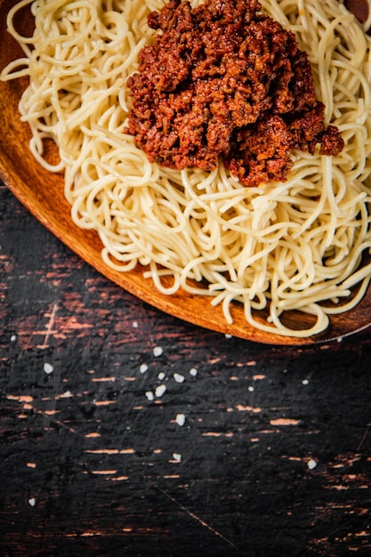 Zelfgemaakte spaghetti bolognese in een bord op tafel