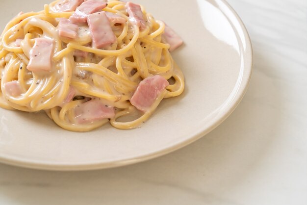 zelfgemaakte spaghetti witte roomsaus met ham, Italiaans eten