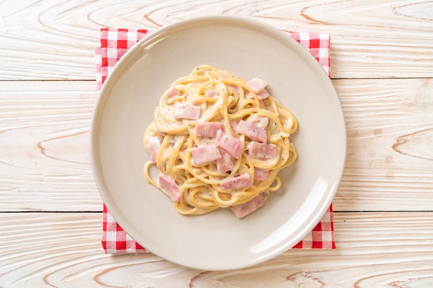 zelfgemaakte spaghetti witte roomsaus met ham - Italiaanse keukenstijl