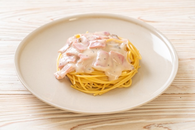 Zelfgemaakte spaghetti witte roomsaus met ham - italian food style