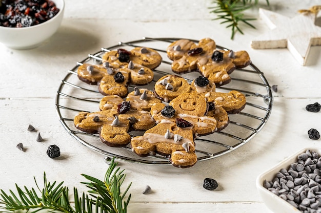 Zelfgemaakte speculaaskoekjes met droge veenbessen, druppels chocolade en ijssuikerglazuur