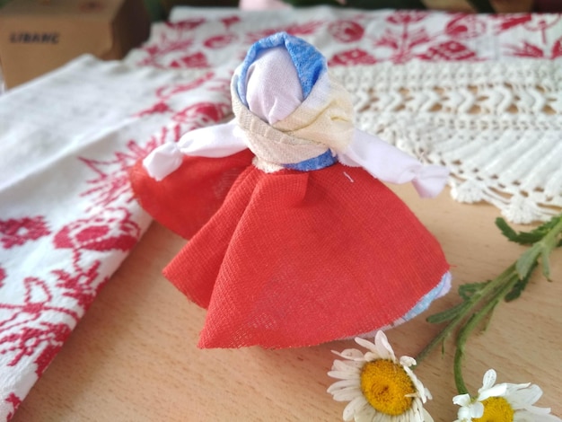 Foto zelfgemaakte speelgoed pop doe-het-zelf geborduurde handdoeken handwerken schoonheidsmotieven folk helder