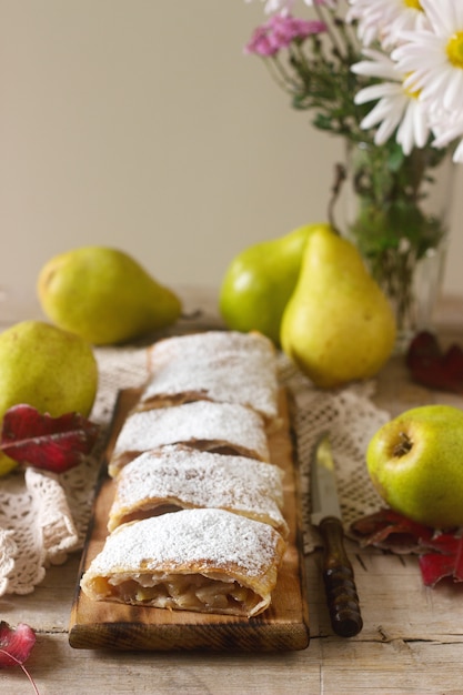 Zelfgemaakte strudel met peren.