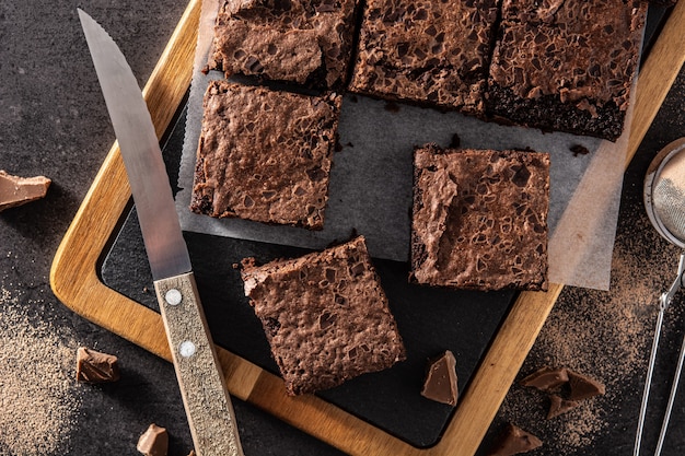 Zelfgemaakte stukjes brownies op houten tafel