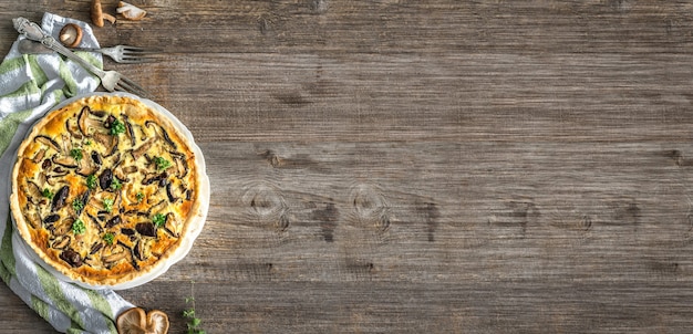 Zelfgemaakte taart met champignons op een houten tafel. bovenaanzicht