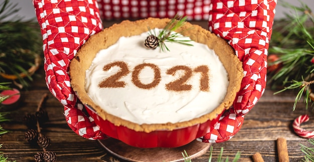 Zelfgemaakte taart met het nummer 2021 op witte room