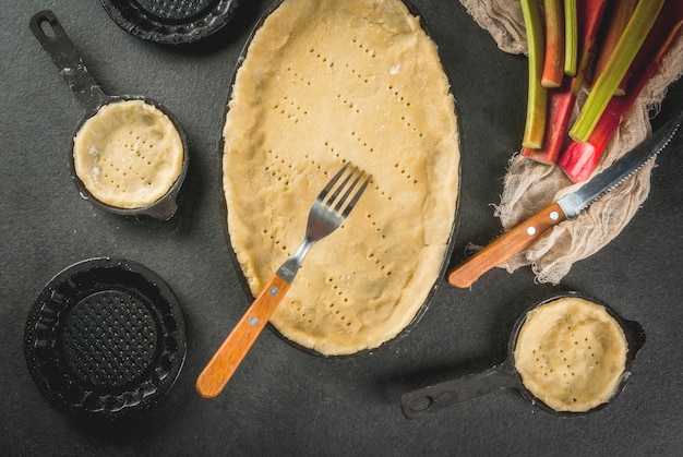 Zelfgemaakte taart met rabarber koken