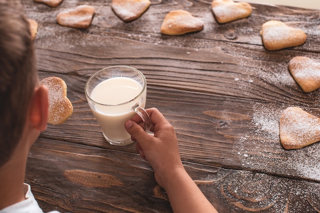 zelfgemaakte taarten. Cookies in vorm harten