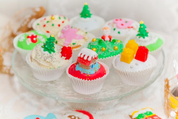 Zelfgemaakte taarten cupcakes muffins gedecoreerd in kerststijl