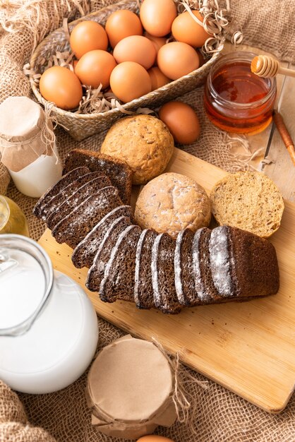 Zelfgemaakte taarten gemaakt van natuurlijke ingrediënten van melk, eieren en bloem.