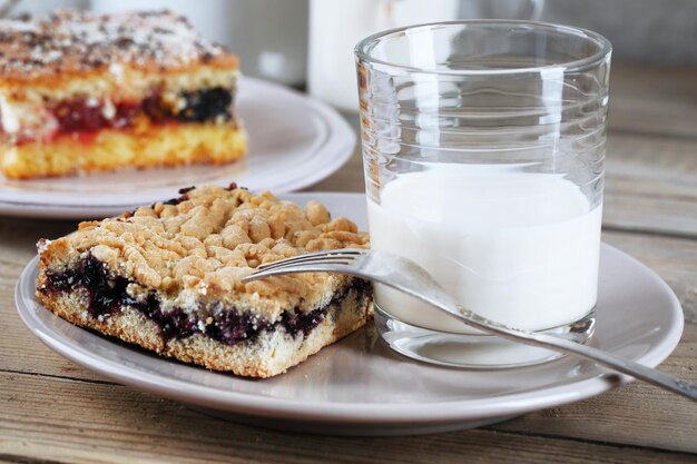 Foto zelfgemaakte taarten met jam en glas melk