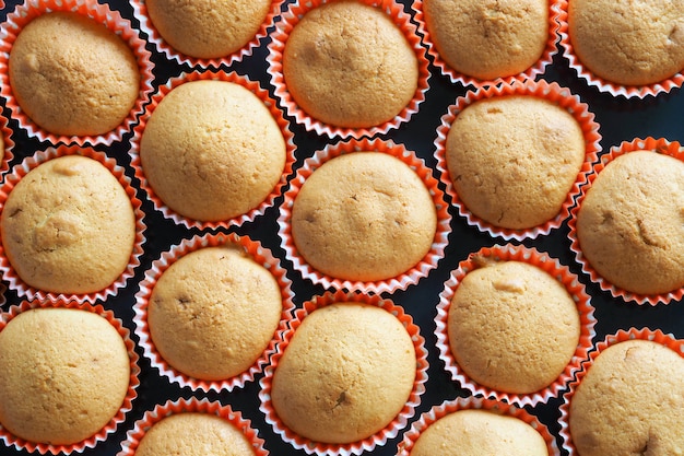 Zelfgemaakte taarten mini muffins gebakken in kartonnen blikjes
