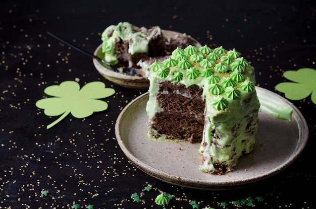 Foto zelfgemaakte taarten voor het feest van st john patrick met attributen