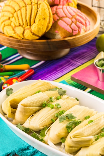 Zelfgemaakte tamales op serveerschaal op de feesttafel.