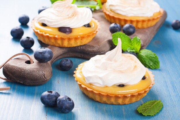 Zelfgemaakte tartlets met limoen en meringue