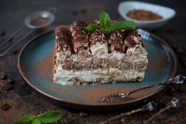 Foto zelfgemaakte tiramisu cake. klassiek italiaans dessert