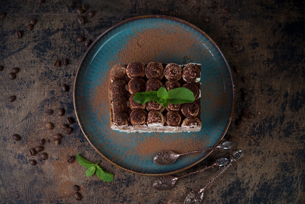 Zelfgemaakte tiramisu cake. Klassiek Italiaans dessert