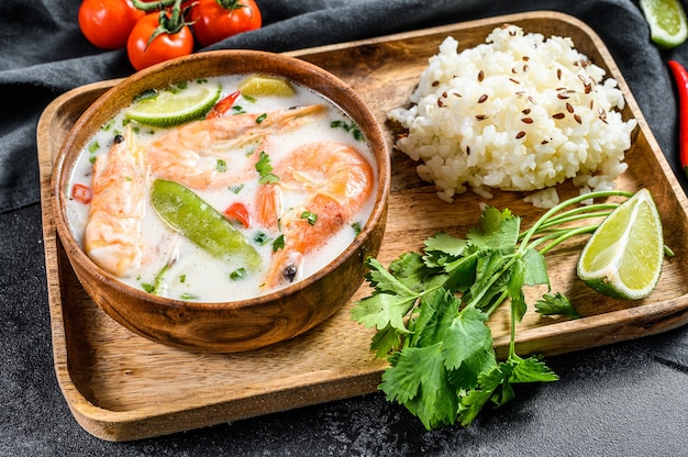 Zelfgemaakte Tom Kha Gai. Kokosmelk soep in een kom. Thais eten