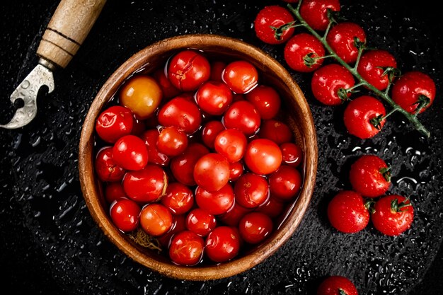 Zelfgemaakte tomaten om in een bord te beitsen