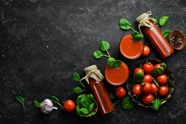 Zelfgemaakte tomatenpuree en tomatensap Cherry Tomaten Bovenaanzicht Op een stenen achtergrond