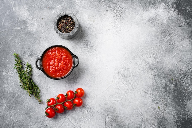 Zelfgemaakte tomatensaus passata traditioneel recept van de Italiaanse keuken set, op grijze stenen tafel achtergrond, bovenaanzicht plat lag, met kopie ruimte voor tekst