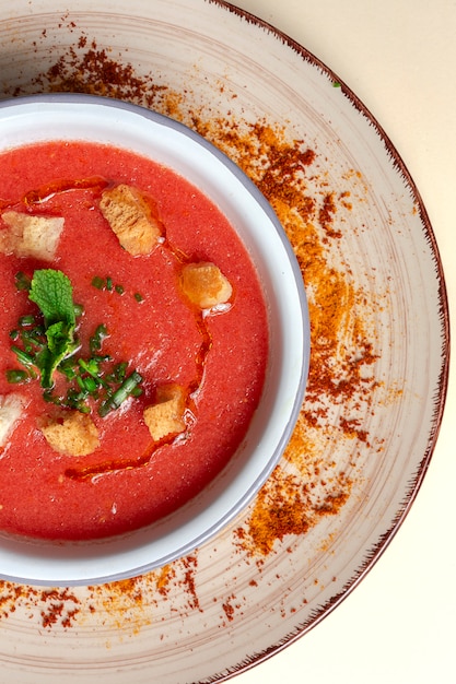 Zelfgemaakte tomatensoep met brood, munt en olijfolie