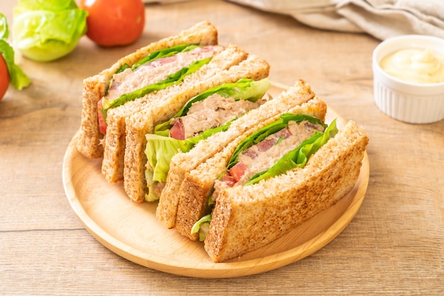 Zelfgemaakte tonijn sandwich