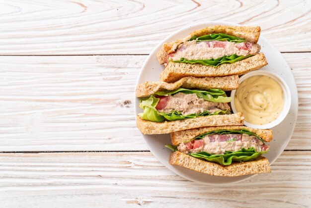 Zelfgemaakte tonijn sandwich