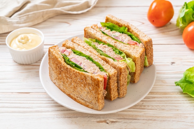 Zelfgemaakte tonijn sandwich