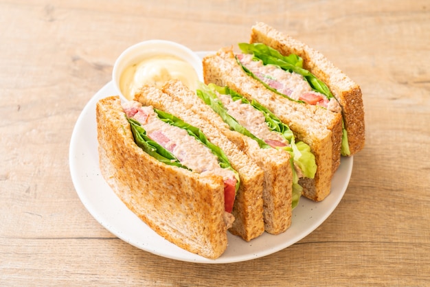 Zelfgemaakte tonijn sandwich