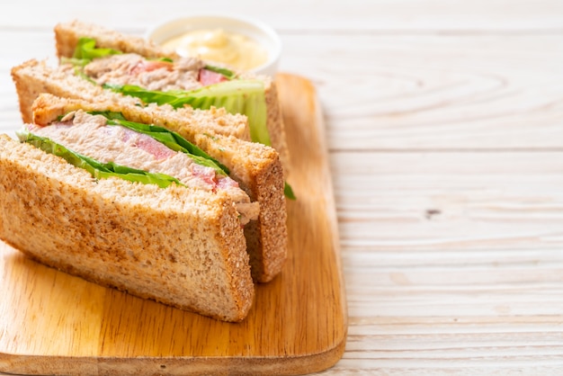 Zelfgemaakte tonijn sandwich
