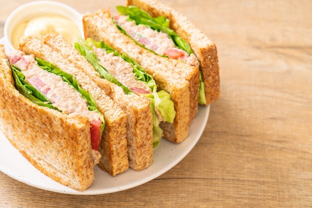 Zelfgemaakte tonijnsandwich