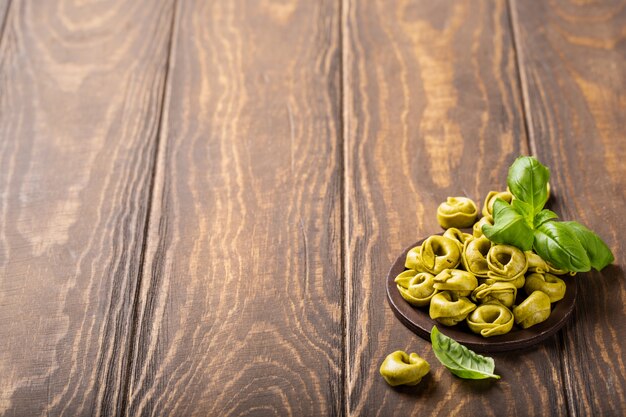 Zelfgemaakte tortellini met spinazie, kaas en ricotta