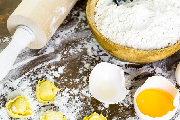 Zelfgemaakte tortellini met vier kazen maken met verse producten van de boerderij.