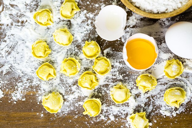 Zelfgemaakte tortellini met vier kazen maken met verse producten van de boerderij.