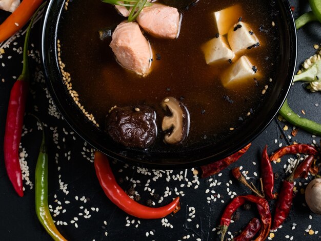 Zelfgemaakte traditionele Aziatische maaltijd. vis tofu en champignonsoep