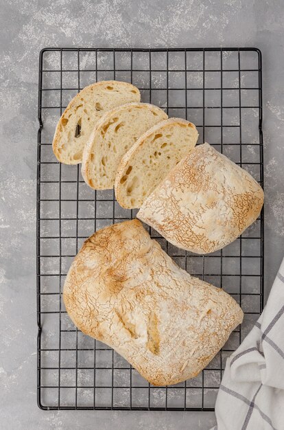 Zelfgemaakte traditionele italiaanse ciabatta op een grijze betonnen achtergrond. bovenaanzicht.