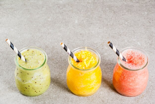 Zelfgemaakte tropische smoothies in potten