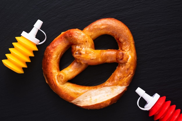 Zelfgemaakte twisted knoop Zachte zout pretzels op zwarte leisteen bord achtergrond