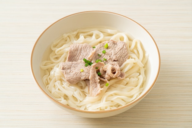 zelfgemaakte udon ramen noodles met varkensvlees in heldere soep